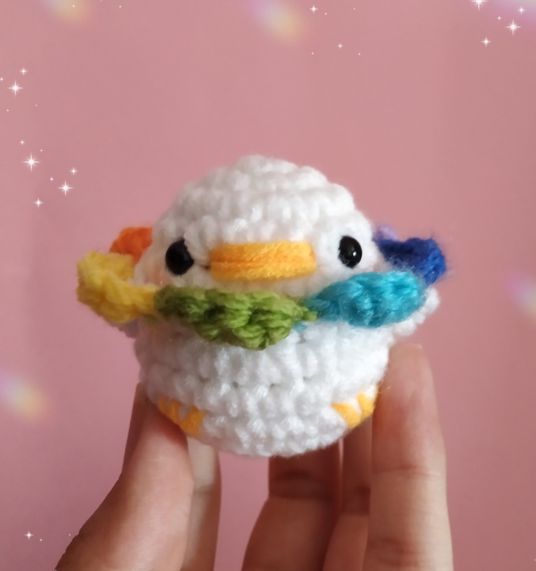 Patito arcoiris [ HECHO A PEDIDO] - Dulcesgurumis 's Ko-fi Shop - Ko-fi ...