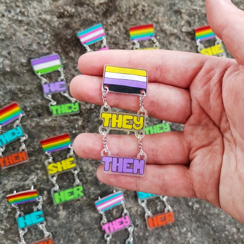 *CUSTOM* Pronoun Pin - KittyMewes's Ko-fi Shop