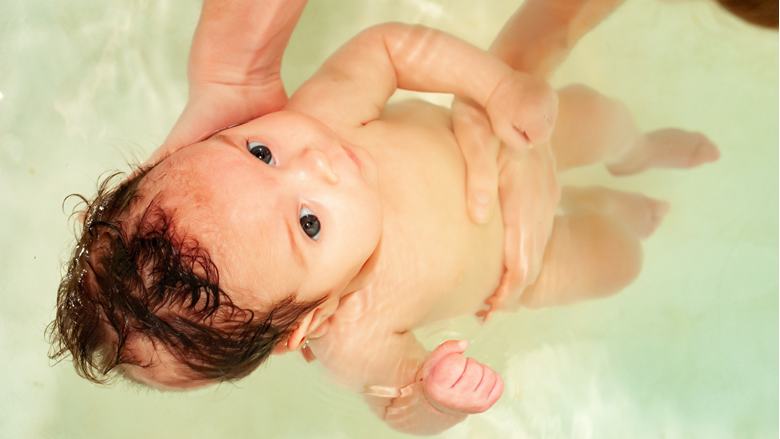 Cómo dar un baño de esponja a tu bebé