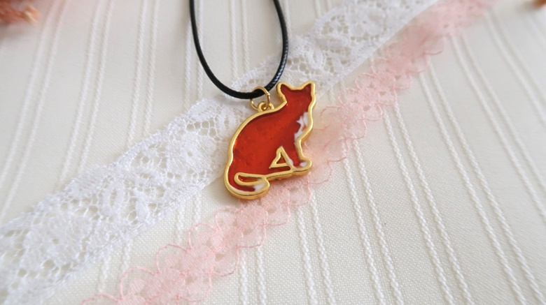 Orange cat - Handmade resin necklace - FireflyMoonShop’s Ko-fi Shop