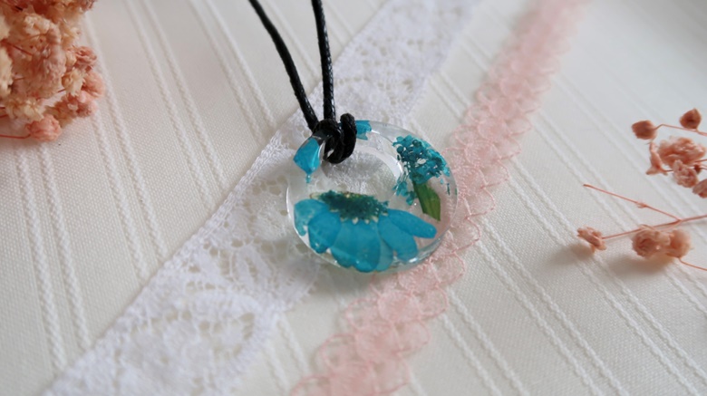 Blue flower necklace - Handmade with resin - FireflyMoonShop's Ko-fi ...