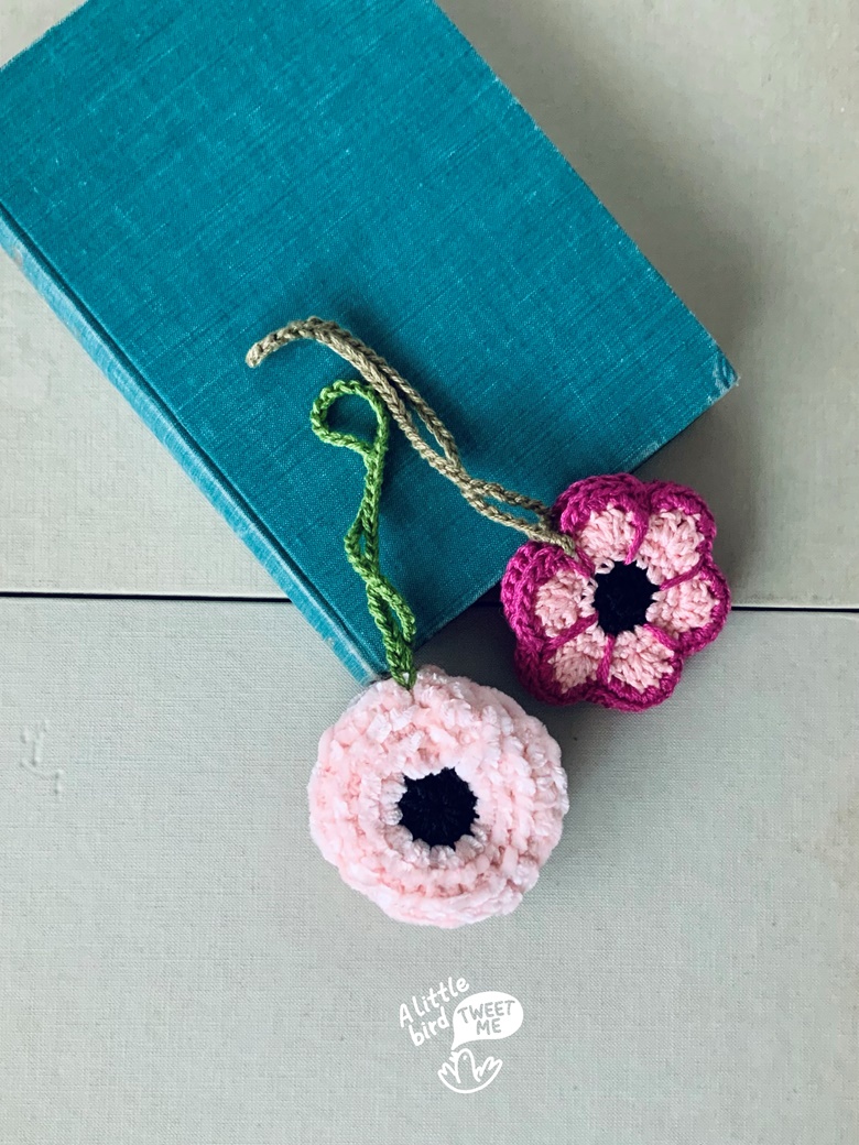 Custom bag charm with flower, an original mum gift idea • Cori Paris