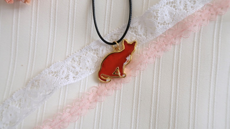 Orange cat - Handmade resin necklace - FireflyMoonShop’s Ko-fi Shop