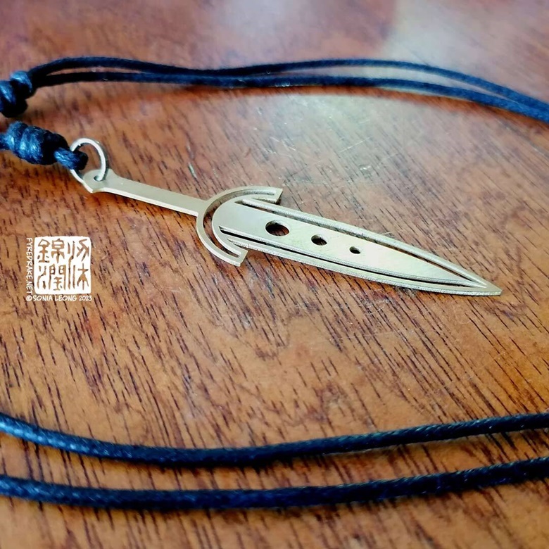 Glowing Green Arrow necklace - ApolloBox