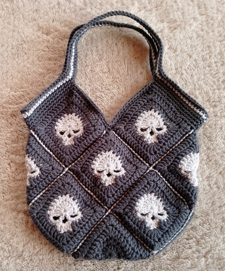 Granny Square Tasche mit Totenkopfmuster catwithneedle