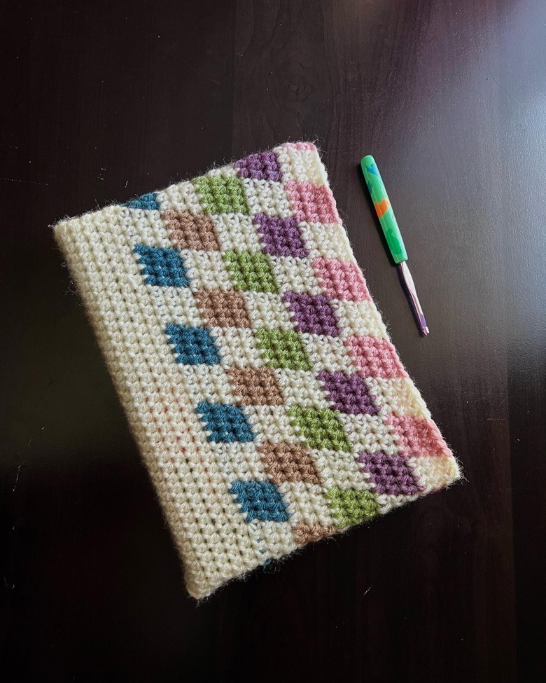 checked book sleeve -- crochet pattern - JennaSue Creates's Ko-fi Shop -  Ko-fi ❤️ Where creators get support from fans through donations,  memberships, shop sales and more! The original 'Buy Me a