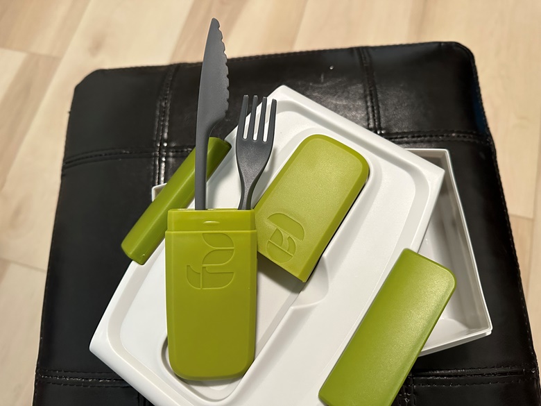 race-day-food-container-with-snap-on-lid-and-snap-in-cutlery-case-kp