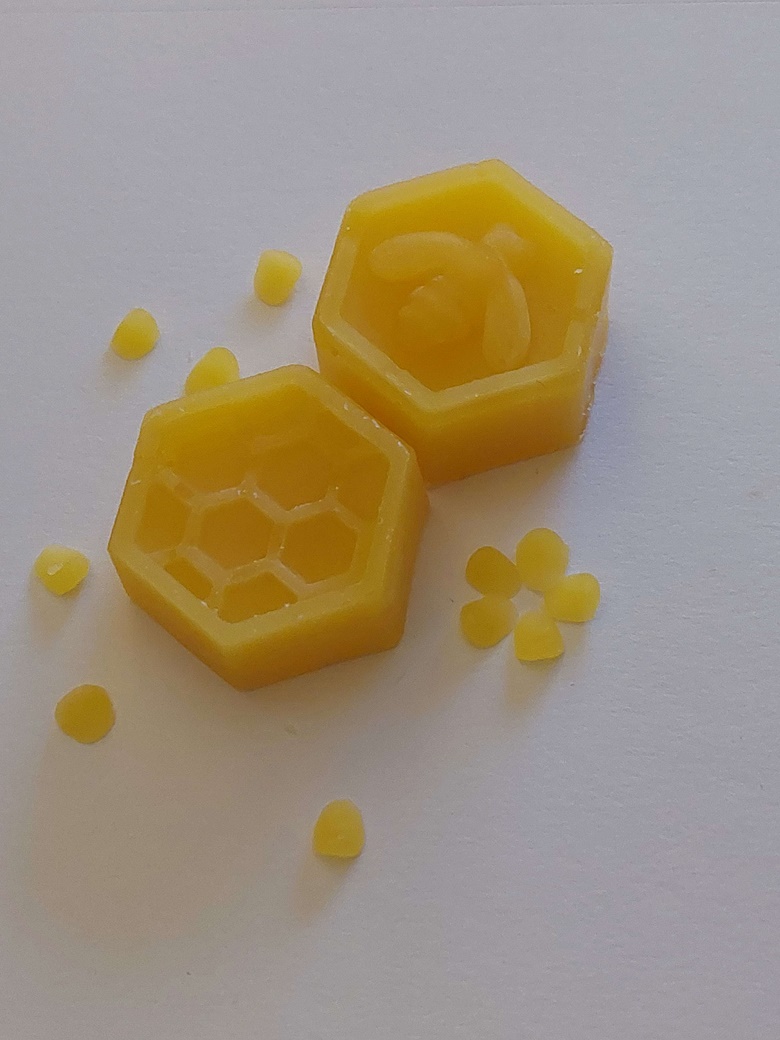 Bee and Honeycomb Thread Conditioner - Azzy Morning's Ko-fi Shop - Ko ...