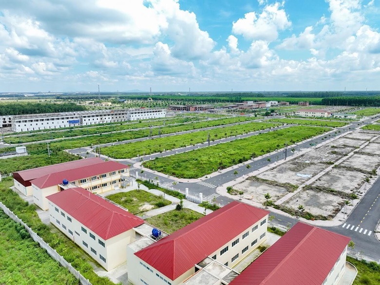 Đất nền Bàu Bàng: Khám phá vẻ đẹp của khu đất nền Bàu Bàng với những căn hộ cao cấp và tiện ích đẳng cấp. Với vị trí thuận tiện và điều kiện sống lý tưởng, khu đất nền sẽ là lựa chọn hoàn hảo cho những ai ước mơ tìm kiếm một không gian sống hiện đại và tiện nghi tại Việt Nam.