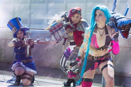 Jinx chased by Vi and Caitlyn