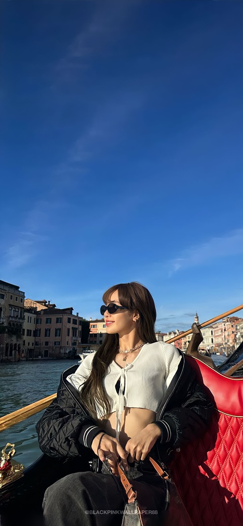 (1/2) LISA in Venice Unfiltered Wallpapers