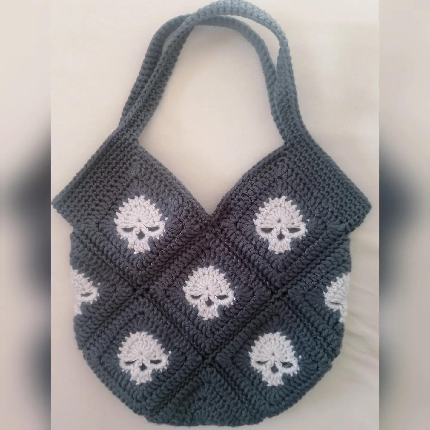 Granny Square Tasche mit Totenkopfmuster catwithneedle