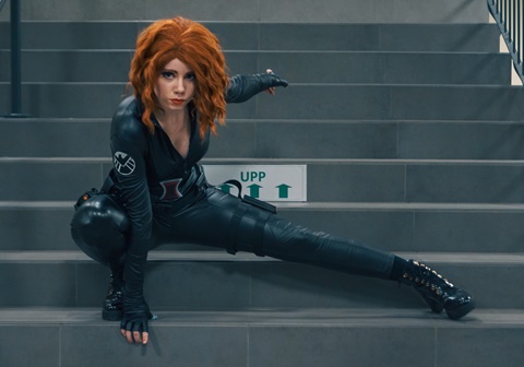 Black Widow Star Florence Pugh Ruined Scarlett Johansson's Iconic Pose
