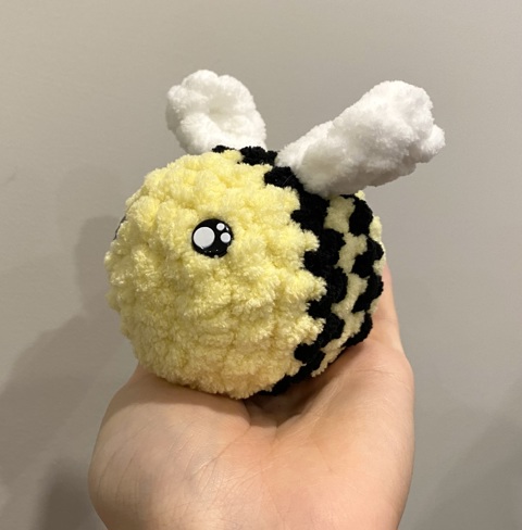 Small crochet bee plushie - Crochet Customs 's Ko-fi Shop - Ko-fi ️ ...