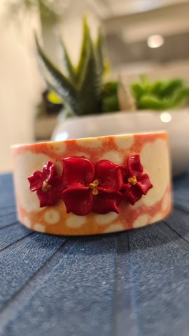Gentle floral pattern bracelet with red flowers