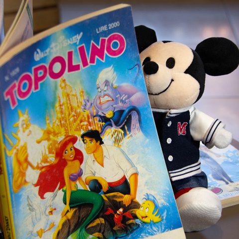 Topolino reading Topolino