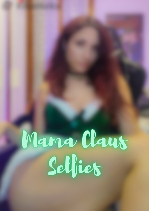 Mama Claus cosplay selfies 💚
