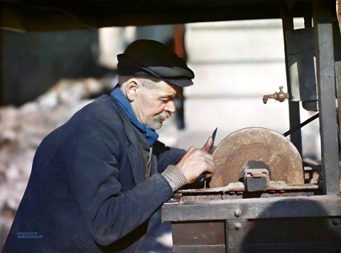 1917 Street Trader - a cutler sharpening knives