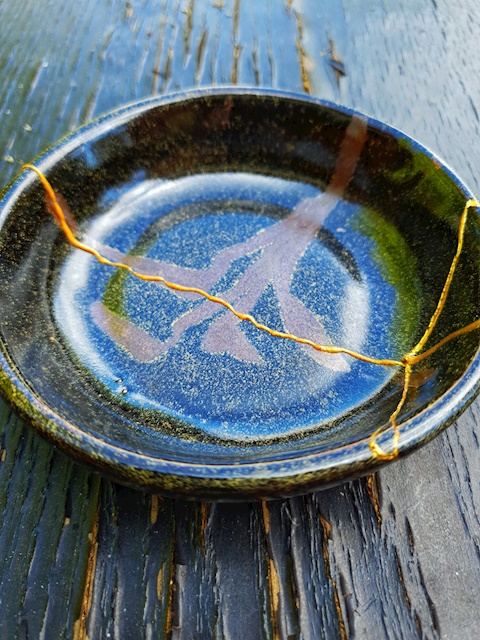 Dish with highlighted kintsugi